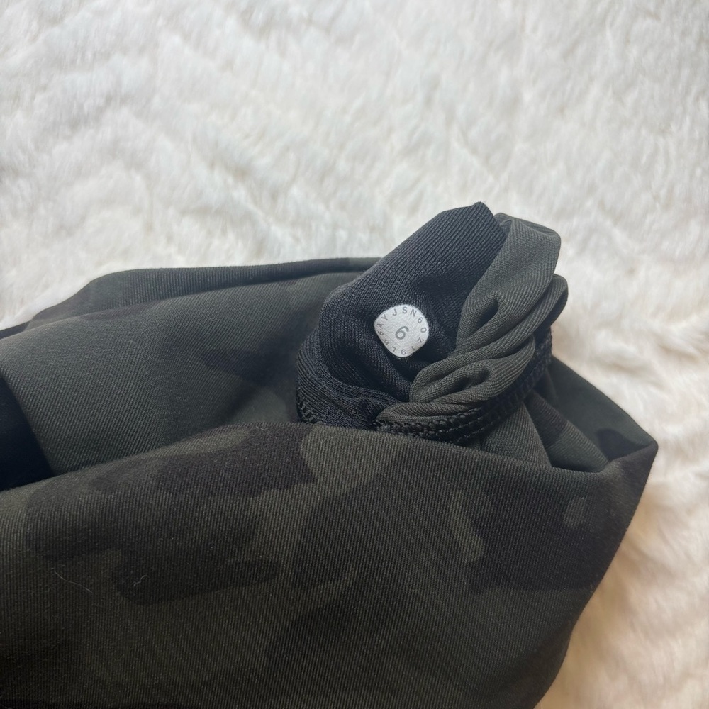 Lululemon Athletica Green Camouflage Leggings Cropped - Picture 3 of 3